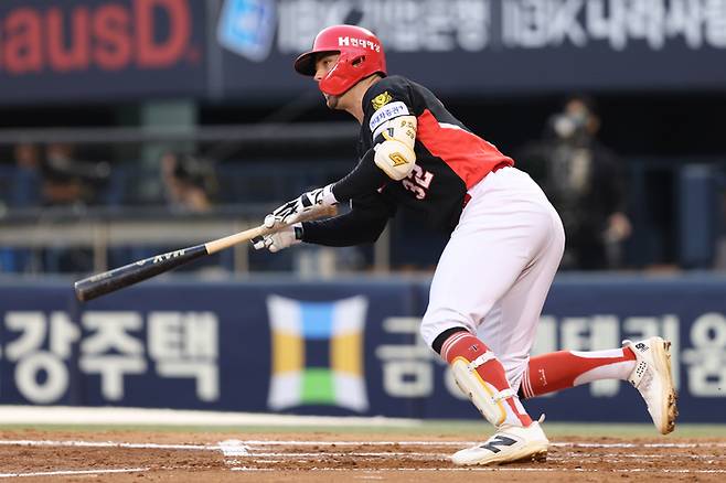 KIA 데일이 17일 잠실구장에서 열린 2026 KBO리그 정규시즌 두산전에서 타격하고 있다. 사진 | KIA 타이거즈