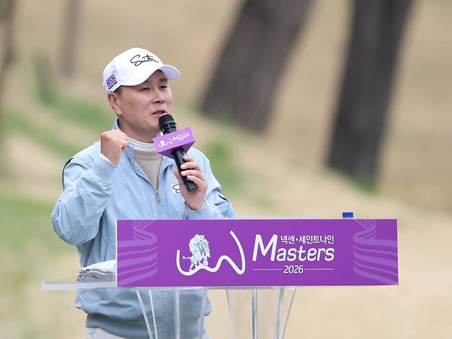 개그맨 변기수가 19일 경남 김해 가야CC에서 열린 KLPGA투어 넥센·세인트나인 마스터스 2026 최종라운드 1번홀 티잉그라운드 옆에서 선수를 소개하고 있다. 사진 | 브리온