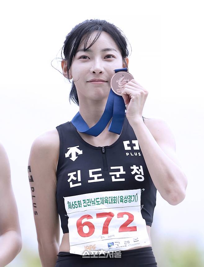 ‘육상 카리나’ 김민지, 진도군 명예 걸고 200m 동메달 획득