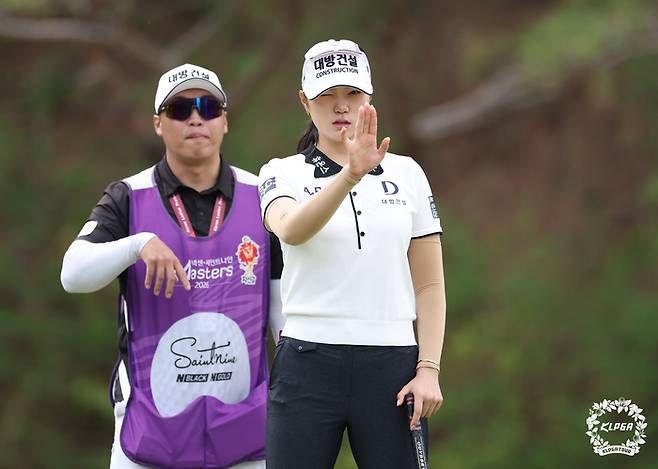 김민선이 19일 가야CC에서 열린 KLPGA투어 넥센·세인트나인 마스터스 2026 최종라운드에서 신중한 표정으로 그린을 읽고 있다. 사진 | KLPGA