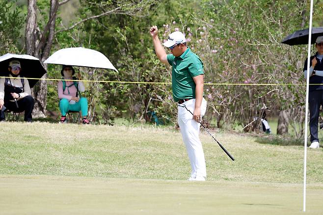 이상엽이 19일 열린 DB손해보험 프로미오픈 최종 4라운드 2번 홀에서 버디를 잡은 후 주먹을 불끈 쥐고 있다. 사진 | KPGA