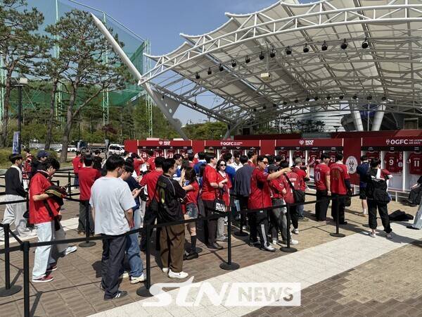 라커룸 포토존에 줄을 선 맨체스터 유나이티드 팬들. /사진(수원)=STN