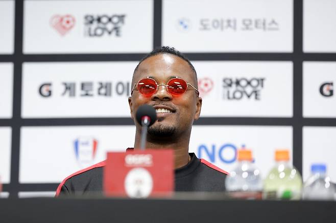 사전 기자회견에 임하고 있는 파트리스 에브라. /사진=슛포러브