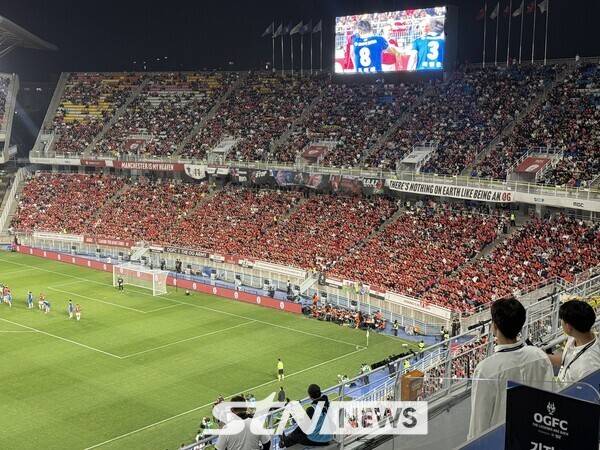 관중석을 가득 메운 OGFC 팬들. /사진(수원)=STN