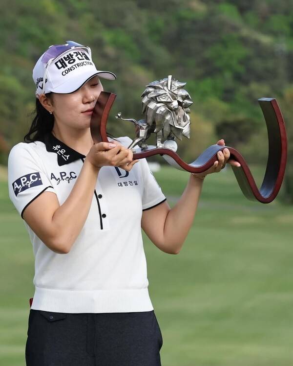 김민선7이 KLPGA 투어 넥센·세인트나인 마스터즈에서 단 한 개의 보기 없이 사흘 내내 선두를 지킨 완벽한 경기력으로 시즌 첫 승이자 통산 2승을 거뒀다. /사진=KLPGA