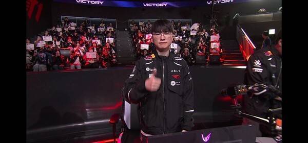 19일 서울 종로구 롤파크에서 열린 '2026 리그 오브 레전드 챔피언스 코리아(LCK)' 정규 시즌 2경기 2세트에서 T1이 키움 DRX를 상대로 운영 완성도와 교전 집중력을 동시에 끌어올리며 2대0 완승을 거뒀다. (▲T1 & 키움DRX = 2:0)./사진=네이버 치지직 라이브영상 캡처