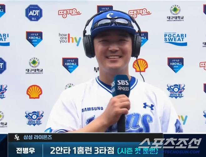 중계 인터뷰에서 잇단 유도심문에 웃으며 "주전 한번 해보겠습니다"라고 답하는 전병우. SBS스포츠 중계화면