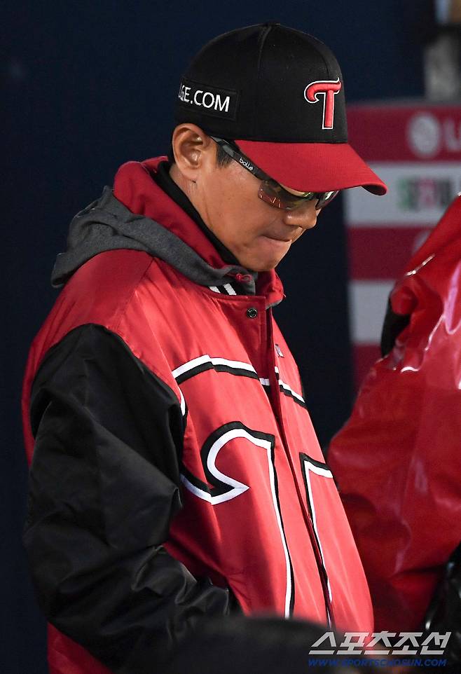 1일 잠실구장에서 열린 LG와 KIA의 경기. LG 염경엽 감독이 생각에 잠겨 있다. 잠실=박재만 기자 pjm@sportschosun.com/2026.04.01/