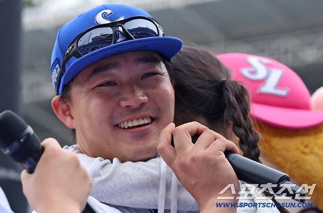 삼성 전병우가 18일 LG전 승리 후 응원단상에서 팬들 앞에서 인터뷰를 하고 있다. 사진제공=삼성 라이온즈