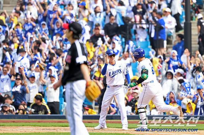 삼성 전병우가 5-0을 만드는 스리런포를 때리고 그라운드를 돌고 있다. 사진제공=삼성 라이온즈