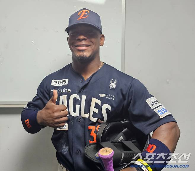 경기 후 사진촬영에 임한 페라자. 김영록 기자