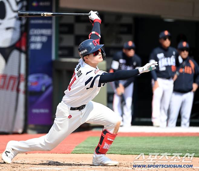 21일 부산 사직야구장에서 열린 한화와 롯데의 시범경기. 3회말 무사 1루 롯데 윤동희가 2루타를 치고 있다. 부산=허상욱 기자wook@sportschosun.com/2026.03.21/