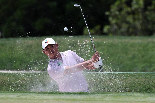 HILTON HEAD ISLAND, SOUTH CAROLINA - APRIL 18: Si Woo Kim of South Korea plays a shot from a bunker on the third hole during the third round of the RBC Heritage 2026 at Harbour Town Golf Links on April 18, 2026 in Hilton Head Island, South Carolina.   Kevin C. Cox/Getty Images/AFP (Photo by Kevin C. Cox / GETTY IMAGES NORTH AMERICA / Getty Images via AFP)







<저작권자(c) 연합뉴스, 무단 전재-재배포, AI 학습 및 활용 금지>