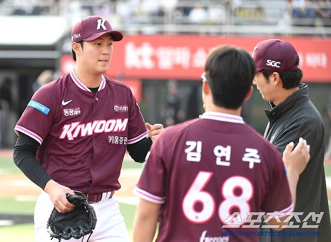 18일 수원 케이티위즈파크에서 열린 KT와 키움의 경기. 2회말 투구를 마치고 동료들과 하이파이브를 나누고 있는 키움 선발 안우진. 수원=송정헌 기자songs@sportschosun.com/2026.04.18/