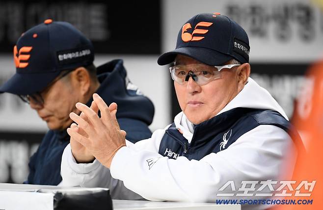 10일 대전 한화생명볼파크에서 열린 한화와 KIA의 경기. 한화 김경문 감독이 생각에 잠겨 있다. 대전=박재만 기자 pjm@sportschosun.com/2026.04.10/