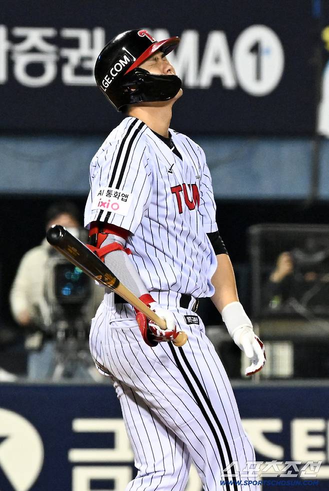 14일 잠실구장에서 열린 LG와 롯데의 경기. LG 홍창기가 헛스윙 후 아쉬워하고 있다. 잠실=박재만 기자 pjm@sportschosun.com/2026.04.14/