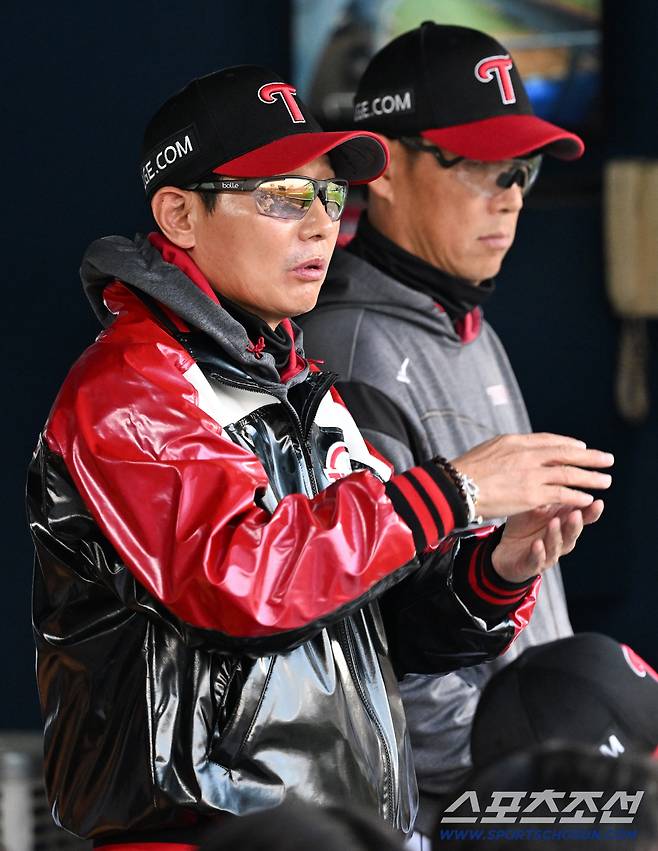 14일 잠실구장에서 열린 LG와 롯데의 경기. LG 염경엽 감독이 생각에 잠겨 있다. 잠실=박재만 기자 pjm@sportschosun.com/2026.04.14/