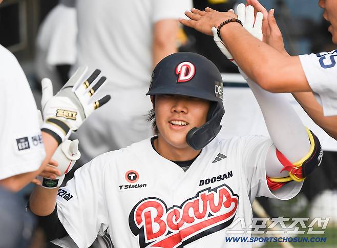 19일 서울 잠실구장에서 열린 KIA-두산전. 7회말 무사 박준순이 솔로포를 친 후 환영받고 있다. 잠실=정재근 기자 cjg@sportschosun.com/2026.4.19/