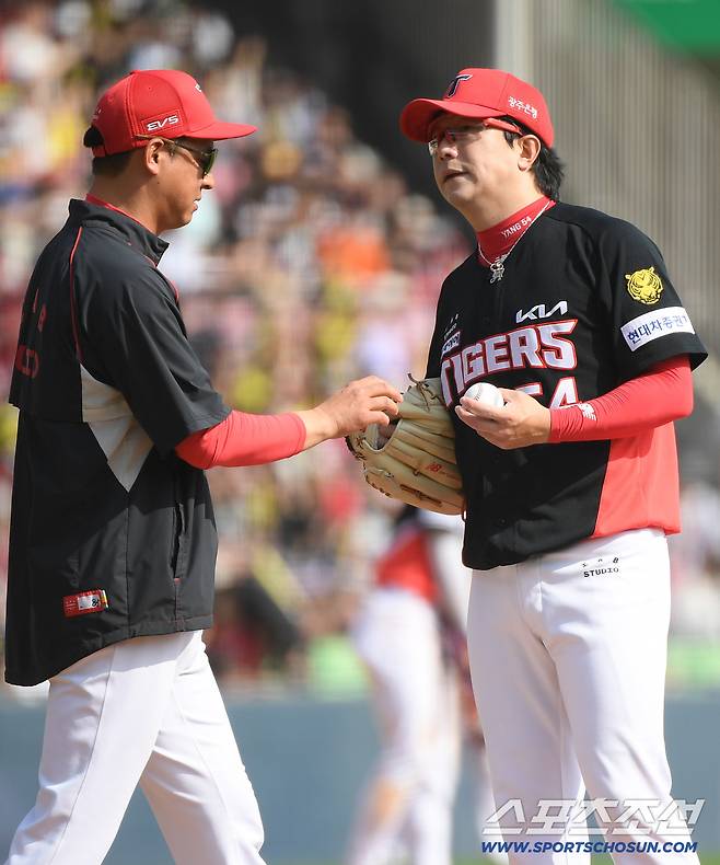 19일 서울 잠실구장에서 열린 KIA-두산전. 5회초 2사 2루 김민석에게 1타점 2루타를 허용한 양현종이 강판되고 있다. 잠실=정재근 기자 cjg@sportschosun.com/2026.4.19/