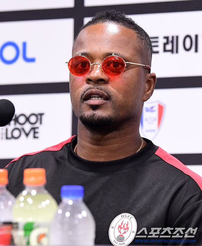 19일 수원 월드컵경기장에서 OGFC와 수원삼성의 레전드 매치가 열렸다. 경기를 앞두고 기자회견에 참석한 에브라. 수원=송정헌 기자songs@sportschosun.com/2026.04.19/