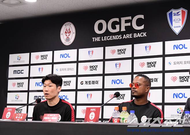 19일 수원 월드컵경기장에서 OGFC와 수원삼성의 레전드 매치가 열렸다. 경기를 앞두고 기자회견에 참석한 박지성, 에브라. 수원=송정헌 기자songs@sportschosun.com/2026.04.19/