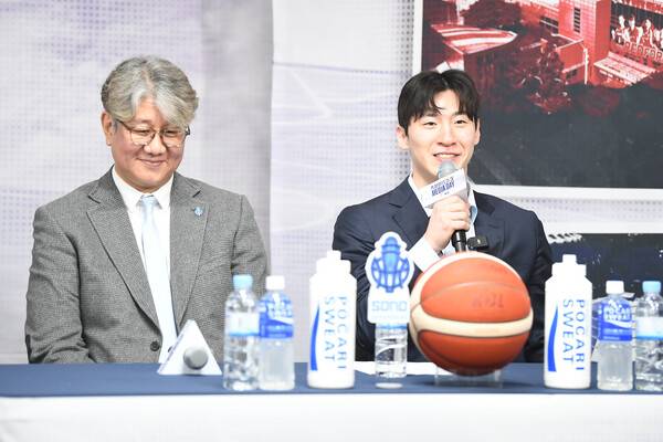 손창환 고양 소노 감독(왼쪽)과 이정현. ⓒKBL