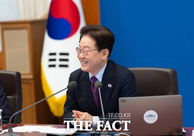 이재명 대통령이 9일 청와대에서 주재한 제29차 수석보좌관회의에서 미소를 짓고 있다. /청와대