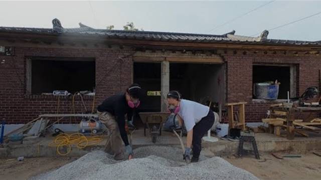 '민근'은 9개월간 이어진 시골집 셀프 리모델링 전 과정을 가감 없이 기록하며 구옥 복원의 현실과 고충을 생생하게 전한다. /유튜브 채널 '민근' 영상 캡처