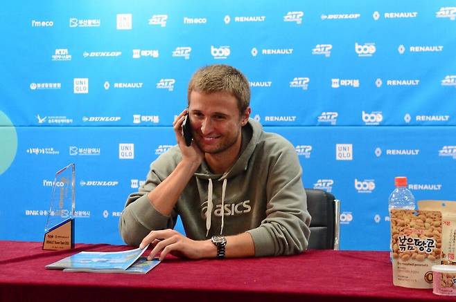 어머니에게 축하 전화를 받고 있는 레안드로 리에디