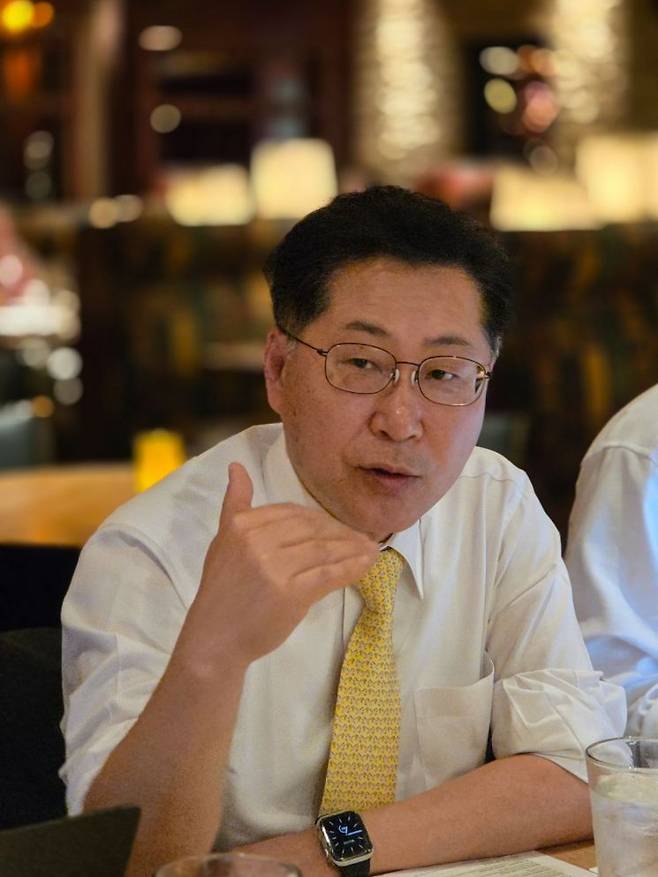 최지영 신임 IMF 이사가 16일 IMF 춘계회의가 열리는 미국 워싱턴D.C.에서 기자들과 만나 인터뷰를 하고 있다. 공동취재단