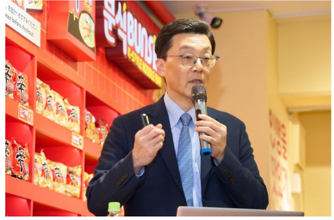 김대하 농심 재팬 법인장이 15일 도쿄 하라주쿠 다케시타 거리에 자리한 '신라면 분식' 매장에서 열린 미디어 브리핑을 진행하고 있다.