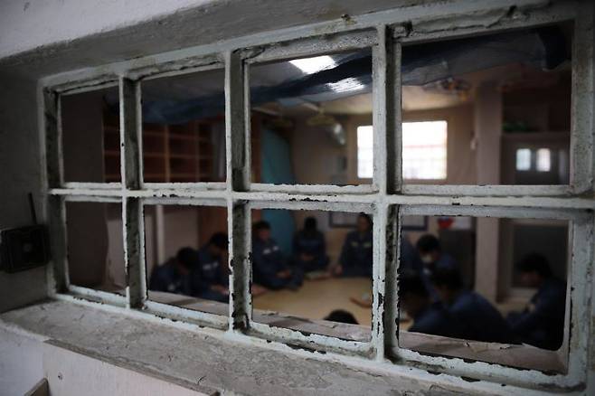 지난 15일 오전 11시께 경기 안양시 안양교도소의 수용동. 24.61㎡(약 7.4평)의 면적, 정원 9명의 대형 혼거실(여럿이 쓰는 공간)에 교정공무원과 취재진 18명이 수감 체험을 하고 있다. 법무부