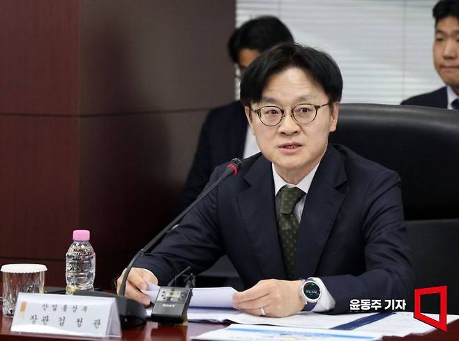 14일 서울 종로구 한국무역보험공사에서 'K-소비재 수출공급망 강화를 위한 한국무역보험공사ㆍ우리은행 금융지원 업무 협약식'이 열렸다. 협약식에 참석한 김정관 산업통상부 장관이 인사말을 하고 있다. 2026.04.14 윤동주 기자