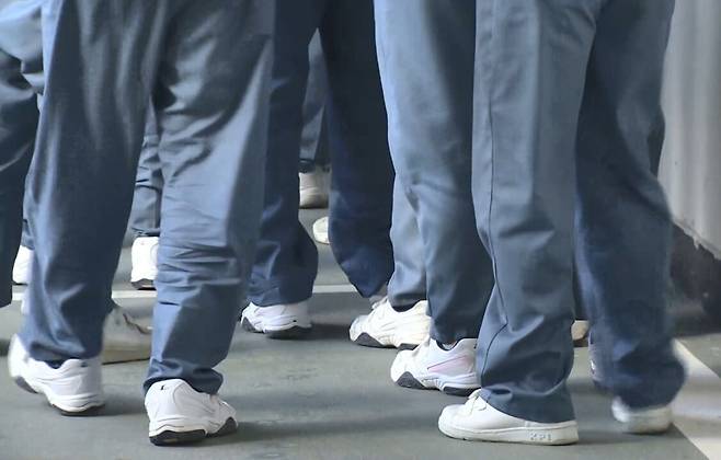 감방 포화 상태로 인해 신규 감옥 건립과 가석방 확대, 구속 수사 최소화 등 인구 밀도 저감 조치가 시행되고 있다. 사진은 교도소에 모여 있는 재소자들. /연합뉴스TV