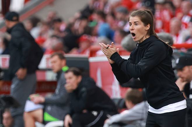 <YONHAP PHOTO-0541> epa12898481 Union?s new head coach Marie-Louise Eta reacts during the Bundesliga soccer match 1. FC Union Berlin and VfL Wolfsburg in Berlin, Germany, 18 April 2026.  EPA/CLEMENS BILAN/2026-04-19 01:19:30/<저작권자 ⓒ 1980-2026 ㈜연합뉴스. 무단 전재 재배포 금지, AI 학습 및 활용 금지>