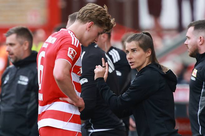 <YONHAP PHOTO-5902> epa12898182 Union?s new head coach Marie-Louise Eta (R) talks to Union?s Aljoscha Kemlein (L) during the Bundesliga soccer match 1. FC Union Berlin and VfL Wolfsburg in Berlin, Germany, 18 April 2026.  EPA/CLEMENS BILAN/2026-04-18 23:43:30/<저작권자 ⓒ 1980-2026 ㈜연합뉴스. 무단 전재 재배포 금지, AI 학습 및 활용 금지>