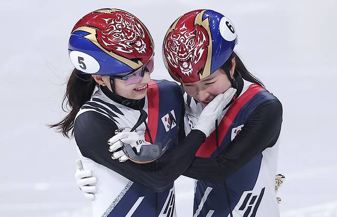 밀라노 코르티나 동계 올림픽 쇼트트랙 여자 1500m 결승에서 금메달을 따낸 김길리(오른쪽)선수를 최민정 선수가 축하하고 있다. /뉴스1