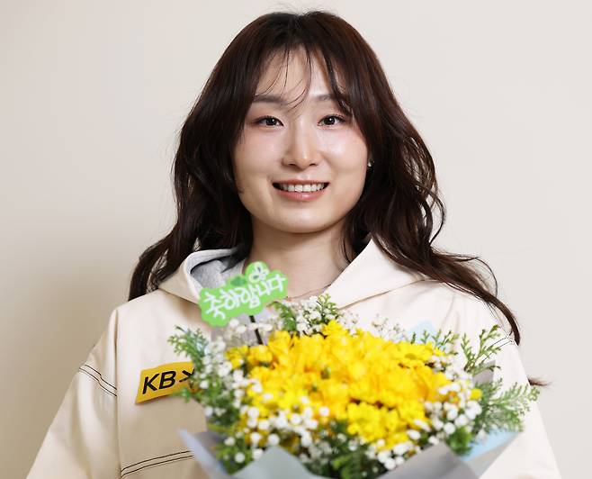 2026년 4월 13일 서울 강남구의 한 사무실에서 만난 쇼트트랙 최민정 선수가 프리지어꽃을 안고 활짝 웃었다./장경식 기자