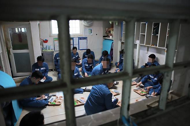 지난 15일 안양교도소에서 식사를 기다리고 있다. /법무부 제공