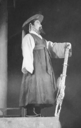 황철은 오른 팔을 잃었는 데도 이순신 역을 맡아 열연을 펼쳤다.