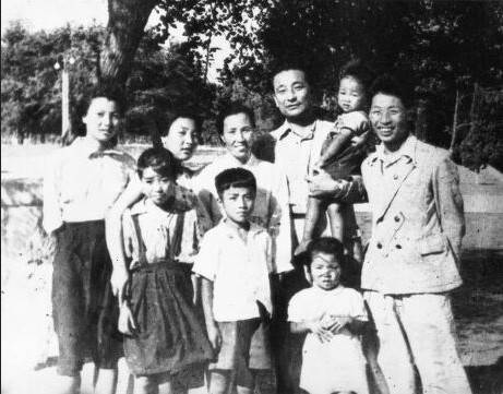 북한에서의 황철 가족. 본부인 이정순과 그 자녀들로 추청된다.