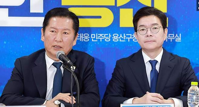 더불어민주당 정청래 대표가 17일 서울 용산구에서 현장 최고위원회의를 열어 현역의원 사퇴시한 꼼수는 쓰지 않겠다고 밝혔다. 연합뉴스