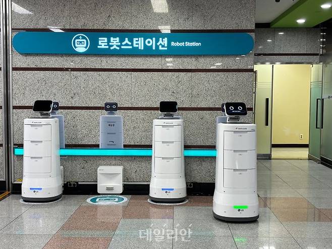 활동을 마치고 충전을 위해 로봇스테이션으로 이동하는 로봇 '약제나르미'. ⓒ데일리안 김효경 기자