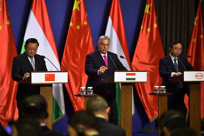 빅토르 오르반(가운데) 헝가리 총리가 지난해 5월15일 수도 부다페스트에서 왕웨이중(왼쪽) 중국 광둥성장, 왕촨푸 중국 비야디(BYD) 회장과 함께 비야디 유럽센터 설립 계획을 발표하고 있다. ⓒ AFP/연합뉴스