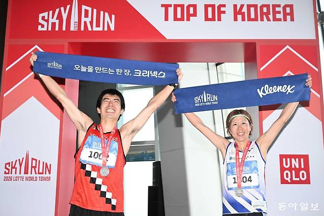 19일 오전 서울 송파구 롯데월드타워에서 열린 ‘2026 롯데월드타워 스카이런(SKY RUN)’에서 참가자들이 완주 후 기념촬영을 하고 있다.