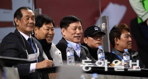 박철순과 이만수 등 프로야구 스타들이 허구연 KBO 총재와 함께 경기를 관전하고 있다. 동아일보 DB