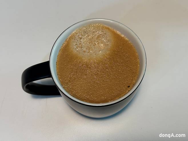 네스프레소 멜로지오 커피캡슐 추출. 김상준 기자 ksj@donga.com