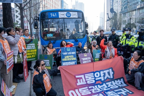전장연의 버스 운행 저지 시위 [전국장애인차별철폐연대 텔레그램]