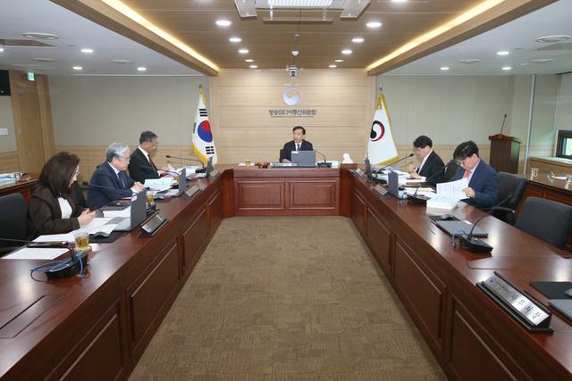 김종철(가운데) 방송미디어통신위원장 등 위원들이 지난 17일 정부과천청사에서 ‘제2차 전체회의’를 진행하고 있다. 방미통위 제공