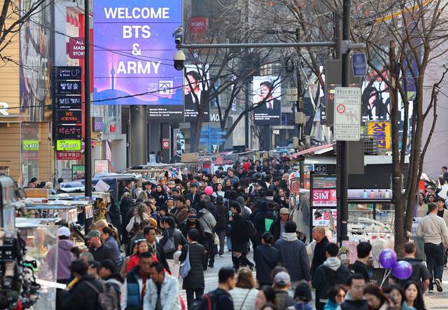 그룹 방탄소년단(BTS)이 정규 5집 '아리랑(ARIRANG)' 발매를 기념해 무료 공연 'BTS 컴백 라이브: 아리랑'을 연 지난달 21일 서울 명동거리의 미디어폴에 BTS와 팬클럽 아미 환영 메시지가 송출되고 있다. 연합뉴스